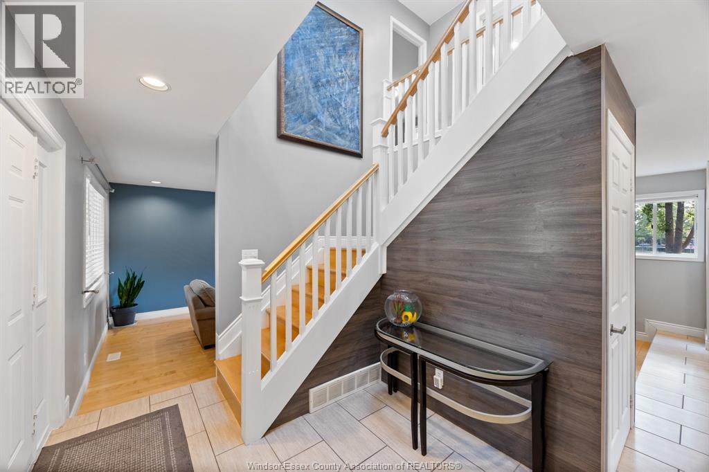 237 East Puce, Lakeshore, Ontario N0R 1A0 - Photo 3 - 25028236