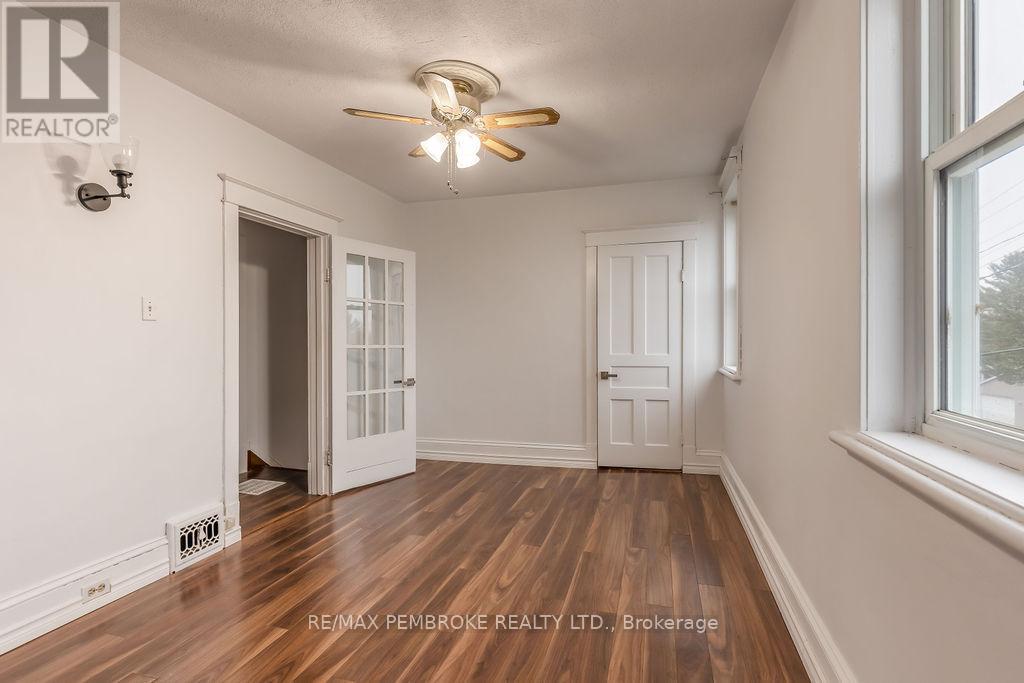 618 Elgin Street, Laurentian Valley, Ontario  K8A 4H2 - Photo 14 - X12517264