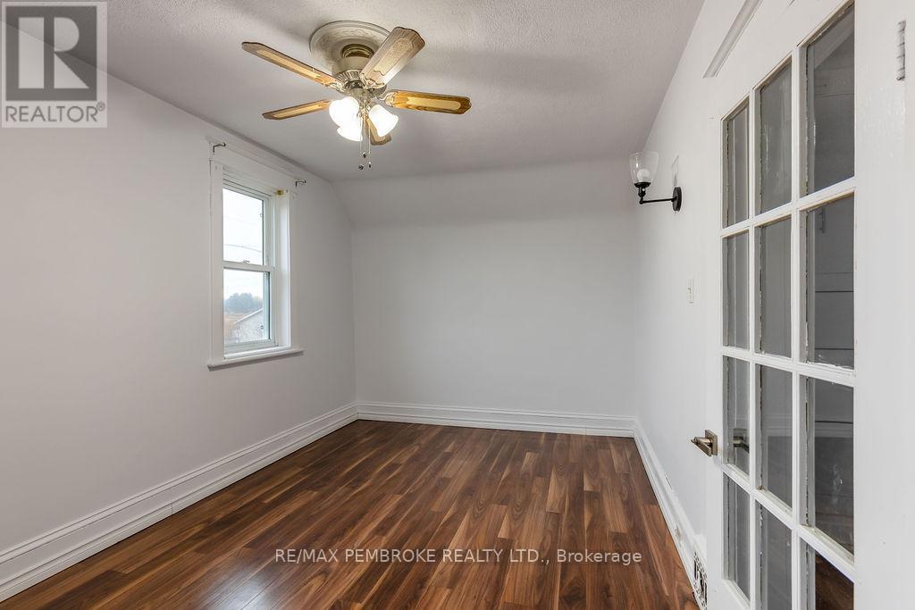 618 Elgin Street, Laurentian Valley, Ontario  K8A 4H2 - Photo 13 - X12517264