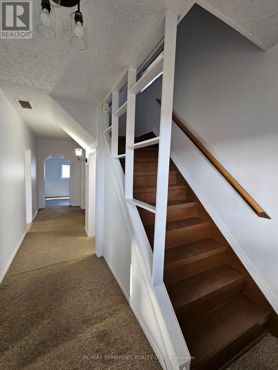 618 Elgin Street, Laurentian Valley, Ontario  K8A 4H2 - Photo 19 - X12517264