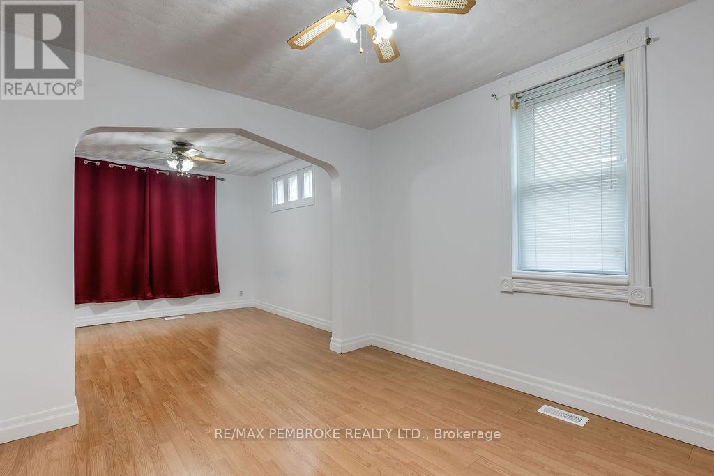 618 Elgin Street, Laurentian Valley, Ontario  K8A 4H2 - Photo 6 - X12517264