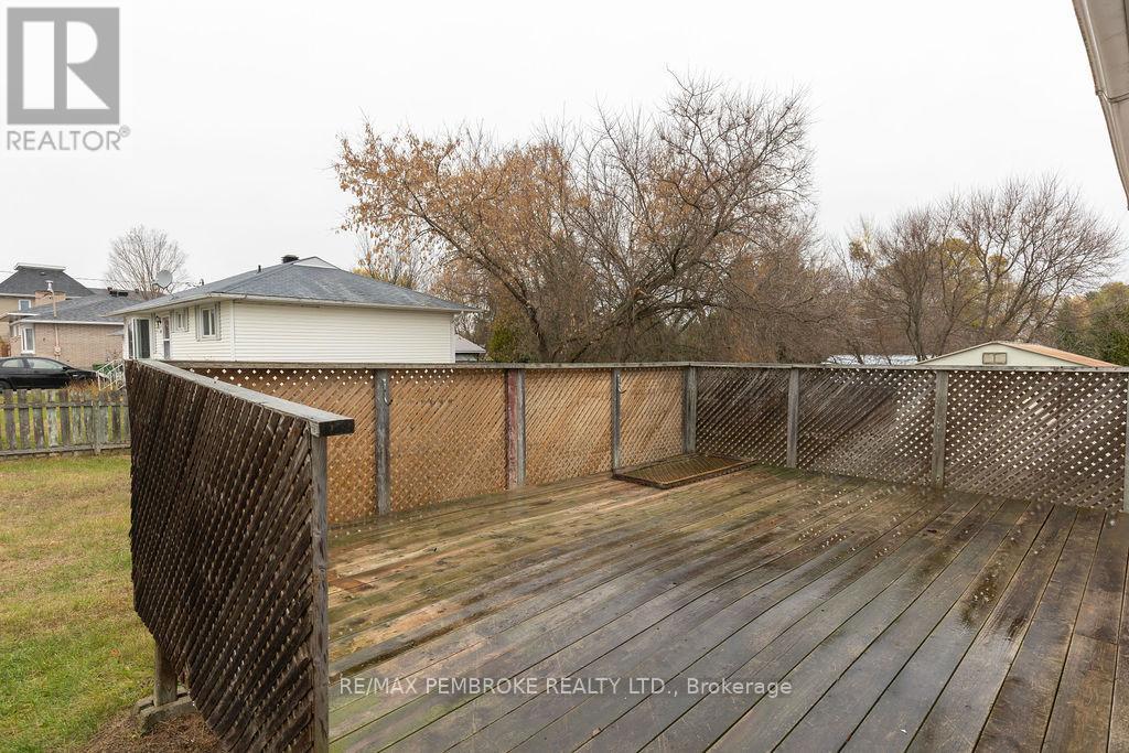 618 Elgin Street, Laurentian Valley, Ontario  K8A 4H2 - Photo 28 - X12517264