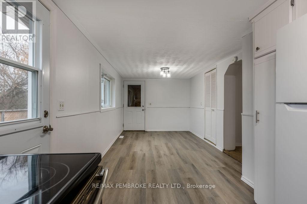 618 Elgin Street, Laurentian Valley, Ontario  K8A 4H2 - Photo 8 - X12517264