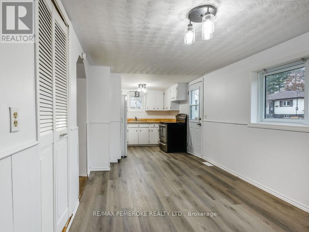 618 Elgin Street, Laurentian Valley, Ontario  K8A 4H2 - Photo 9 - X12517264