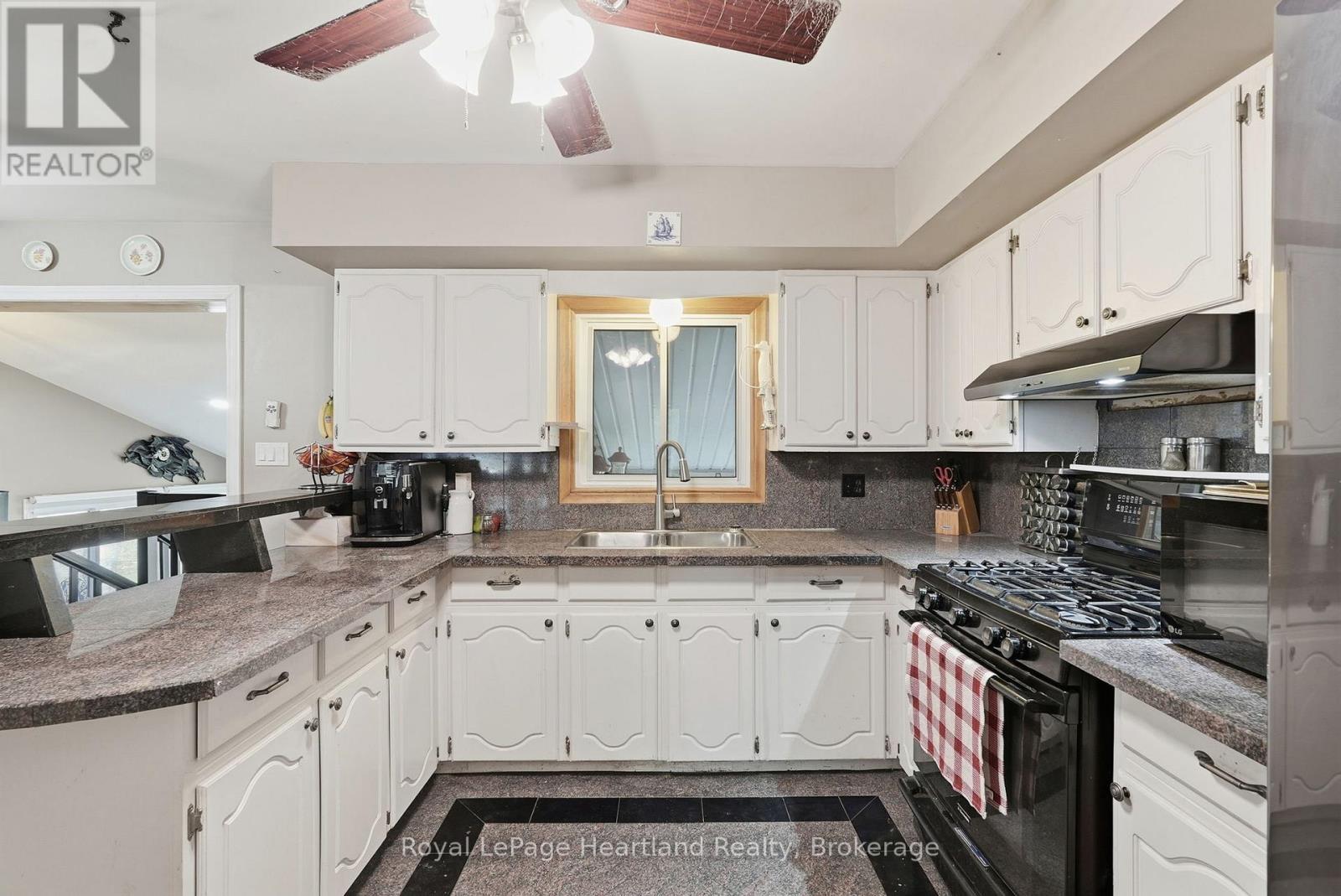 292 Wellington Street, North Huron, Ontario N0M 1H0 - Photo 15 - X12517786