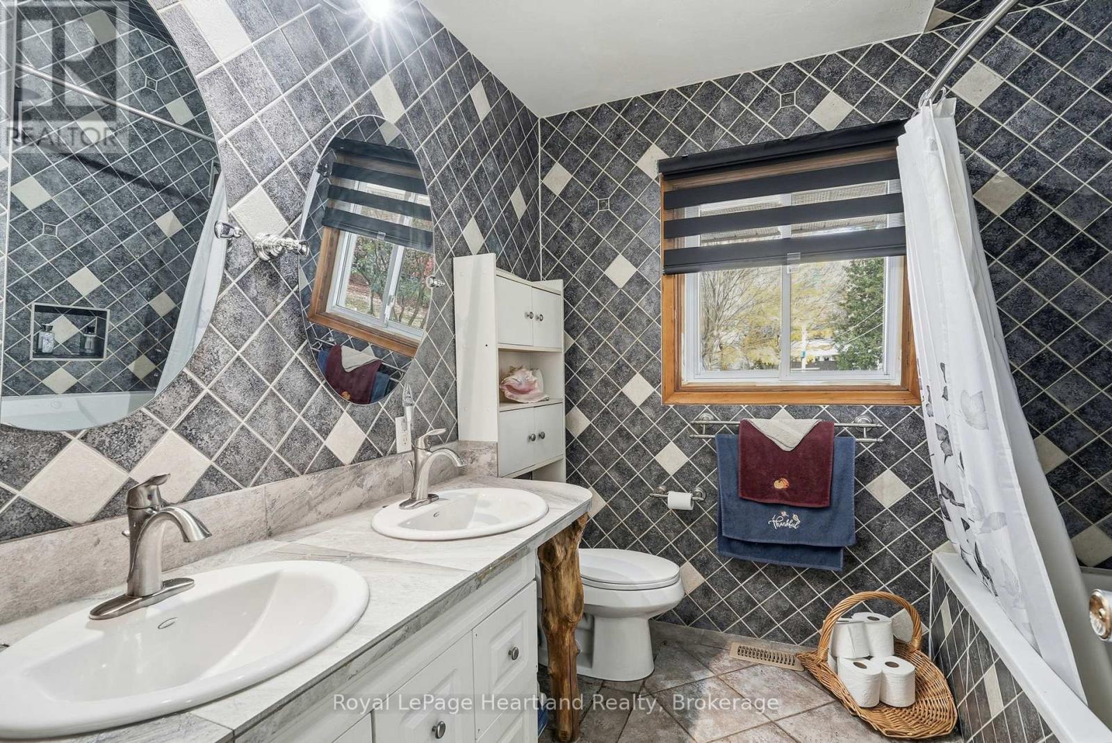 292 Wellington Street, North Huron, Ontario N0M 1H0 - Photo 22 - X12517786