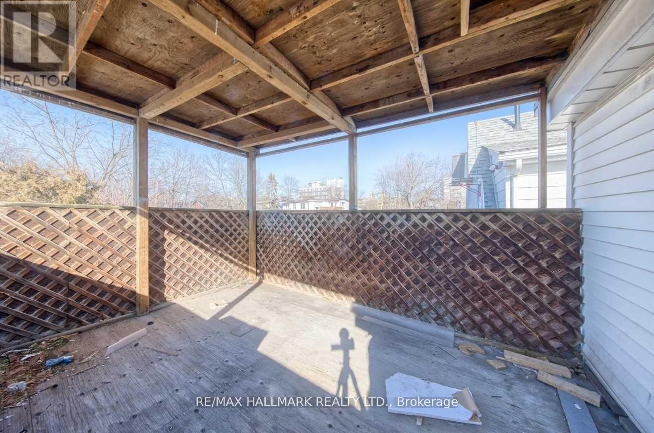 Upper - 46 Springhurst Avenue, Toronto, Ontario  M6K 1B6 - Photo 13 - W12517514