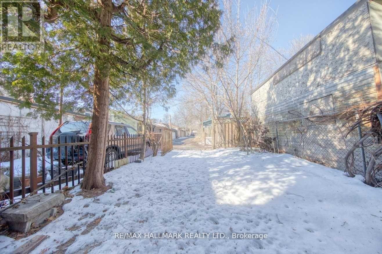 Upper - 46 Springhurst Avenue, Toronto, Ontario  M6K 1B6 - Photo 14 - W12517514