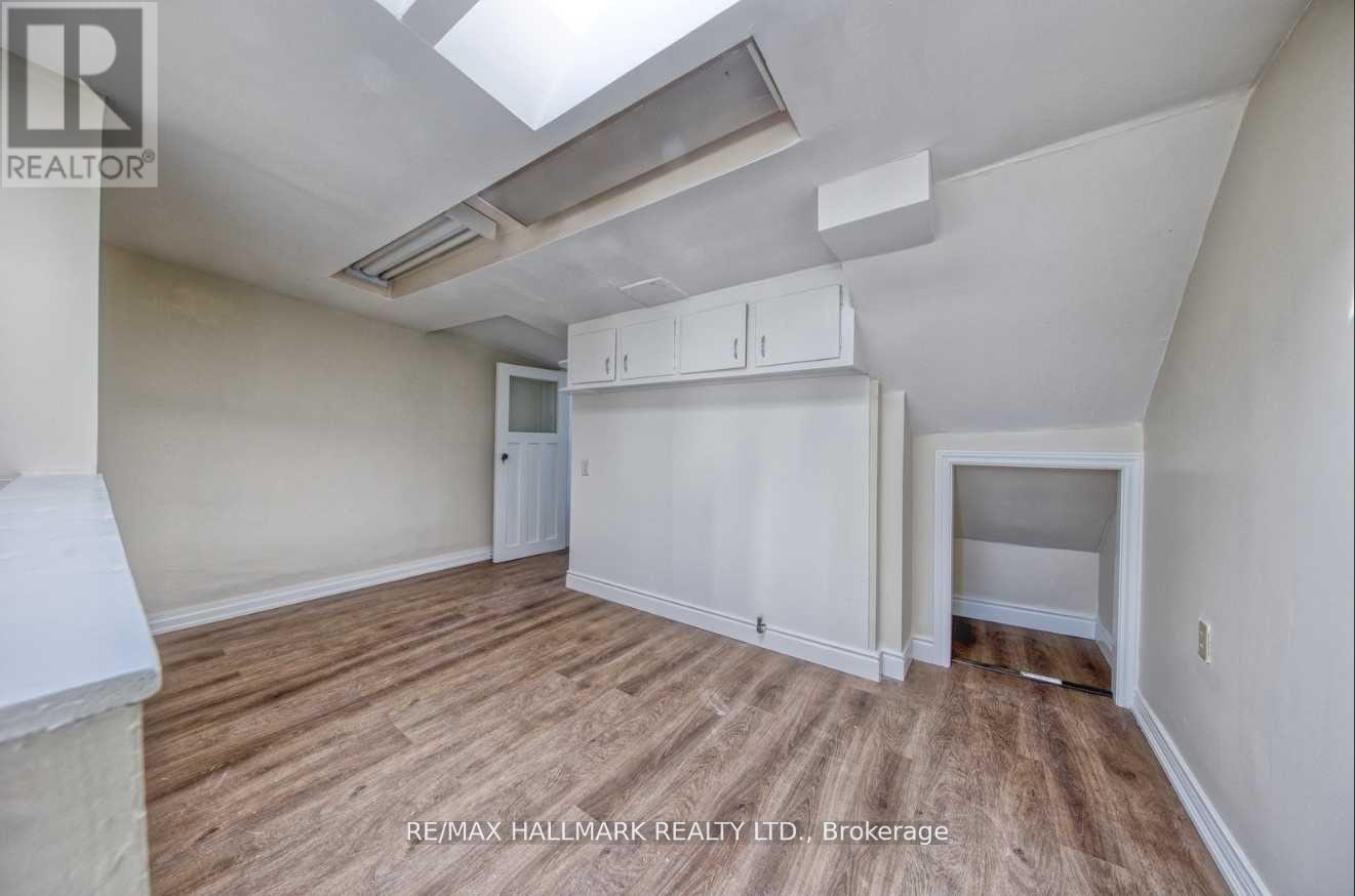 Upper - 46 Springhurst Avenue, Toronto, Ontario  M6K 1B6 - Photo 8 - W12517514