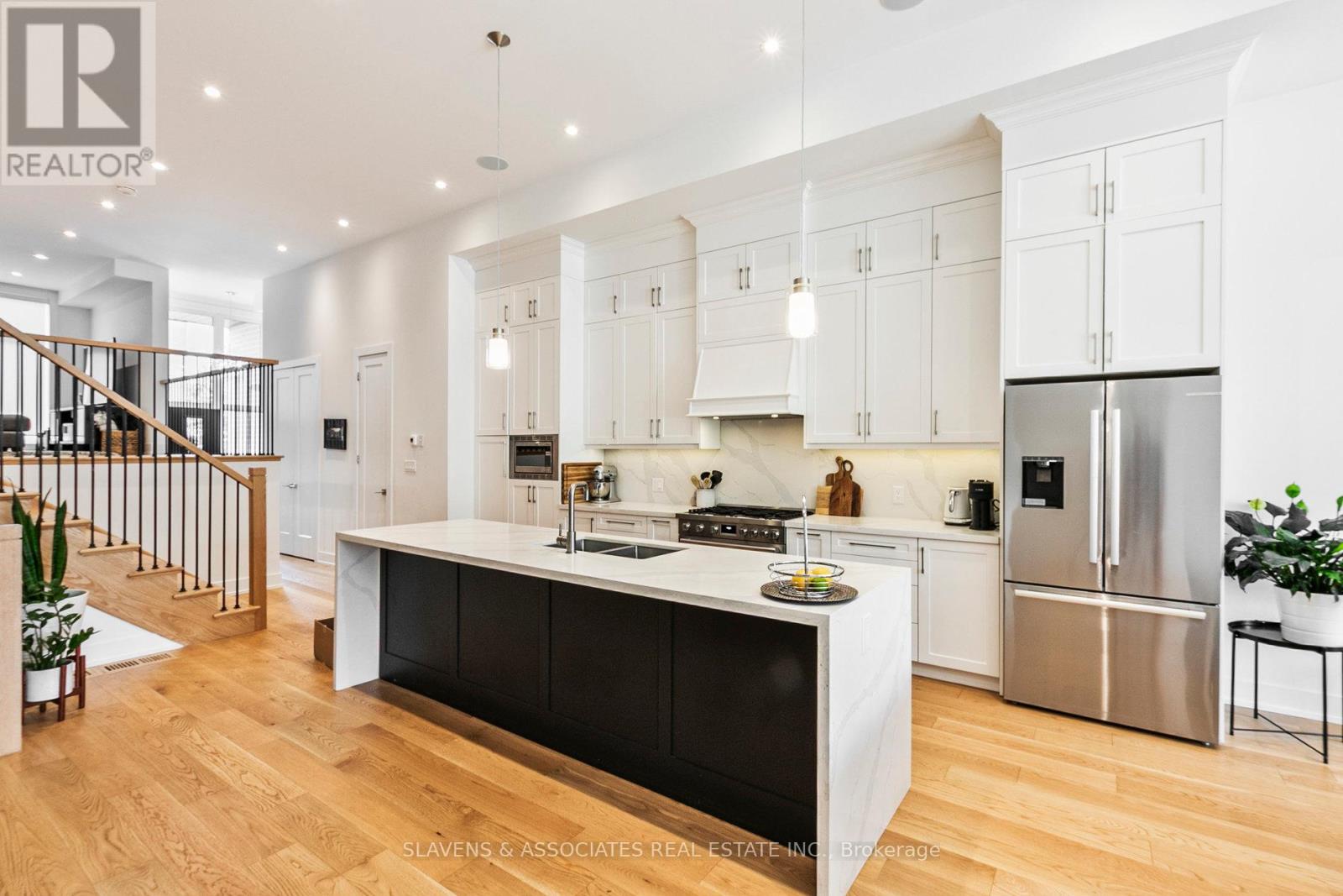 1040 Enola Avenue, Mississauga, Ontario L5G 4A9 - Photo 3 - W12517518