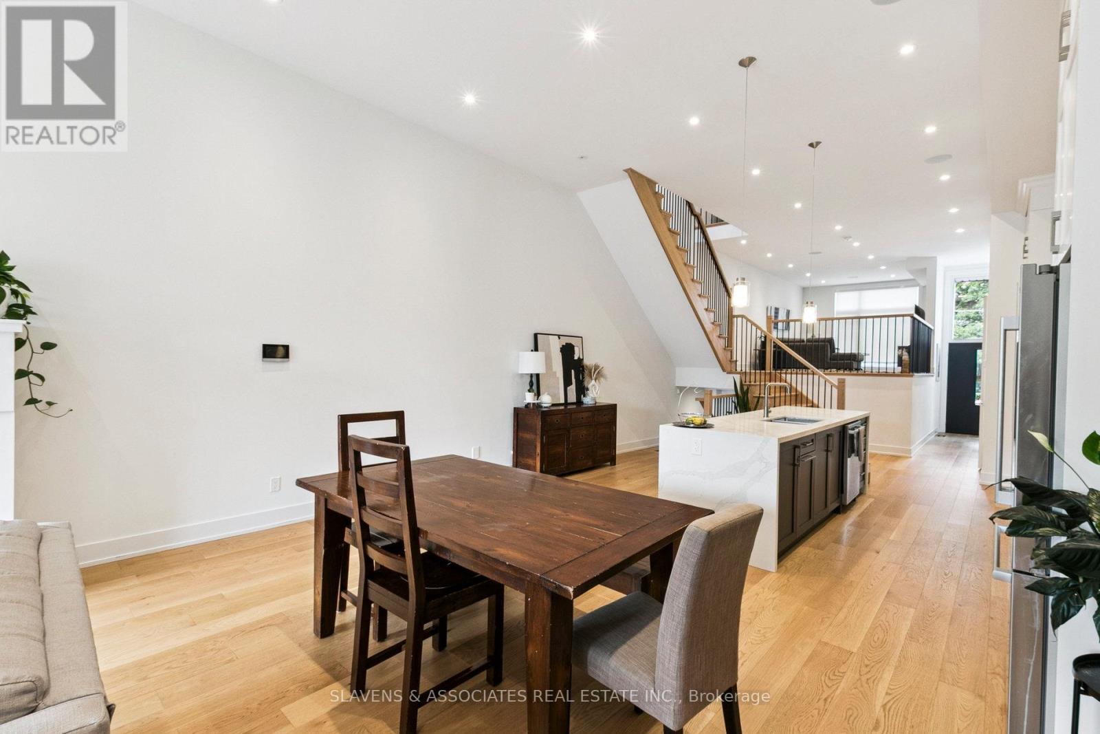 1040 Enola Avenue, Mississauga, Ontario L5G 4A9 - Photo 8 - W12517518