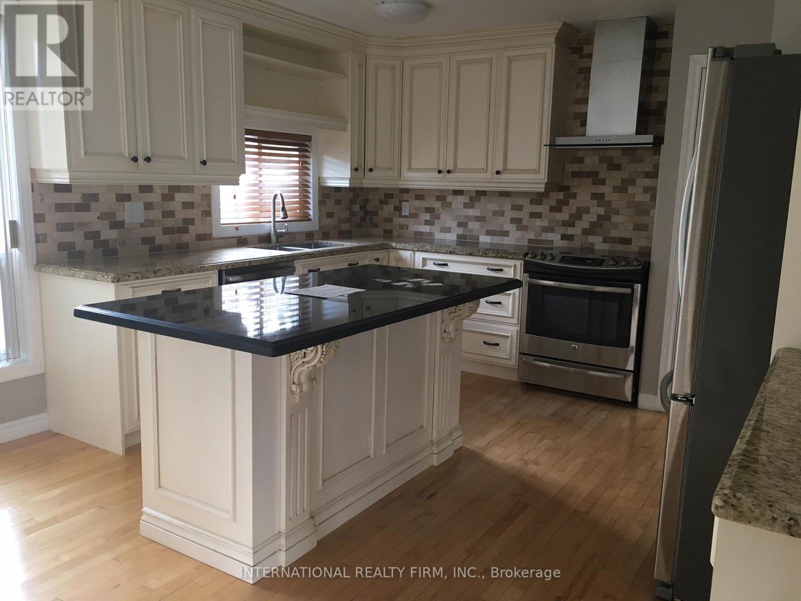 174 Beech Street, Brampton, Ontario  L6V 1V6 - Photo 3 - W12517548