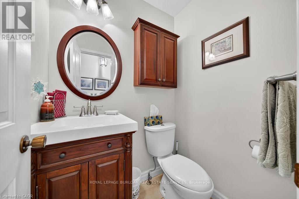 677 Powell Court, Burlington, Ontario  L7R 3E7 - Photo 10 - W12517616