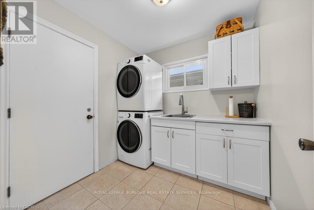 677 Powell Court, Burlington, Ontario  L7R 3E7 - Photo 11 - W12517616