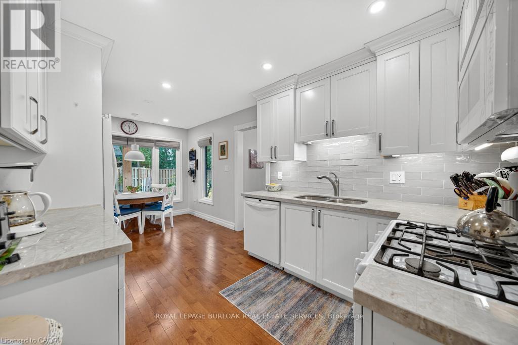 677 Powell Court, Burlington, Ontario  L7R 3E7 - Photo 15 - W12517616