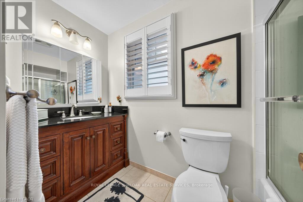 677 Powell Court, Burlington, Ontario  L7R 3E7 - Photo 31 - W12517616