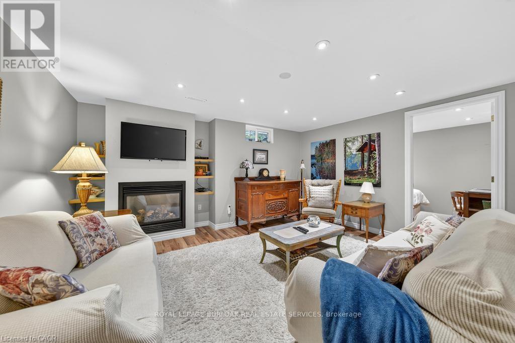 677 Powell Court, Burlington, Ontario  L7R 3E7 - Photo 33 - W12517616