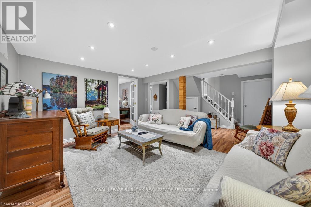 677 Powell Court, Burlington, Ontario  L7R 3E7 - Photo 34 - W12517616