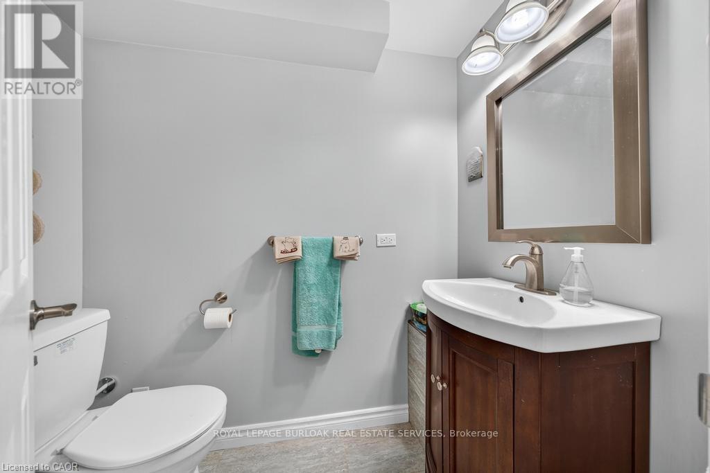 677 Powell Court, Burlington, Ontario  L7R 3E7 - Photo 38 - W12517616