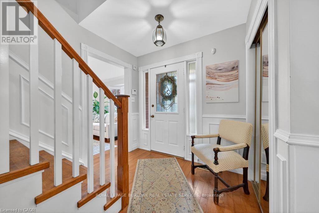 677 Powell Court, Burlington, Ontario  L7R 3E7 - Photo 4 - W12517616