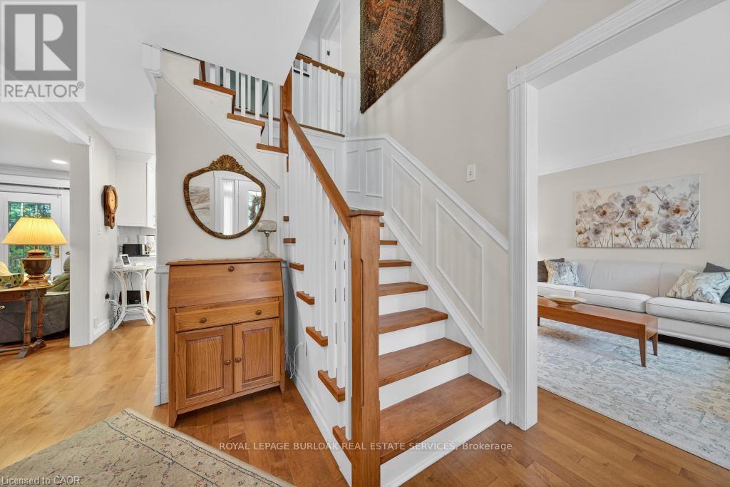 677 Powell Court, Burlington, Ontario  L7R 3E7 - Photo 5 - W12517616