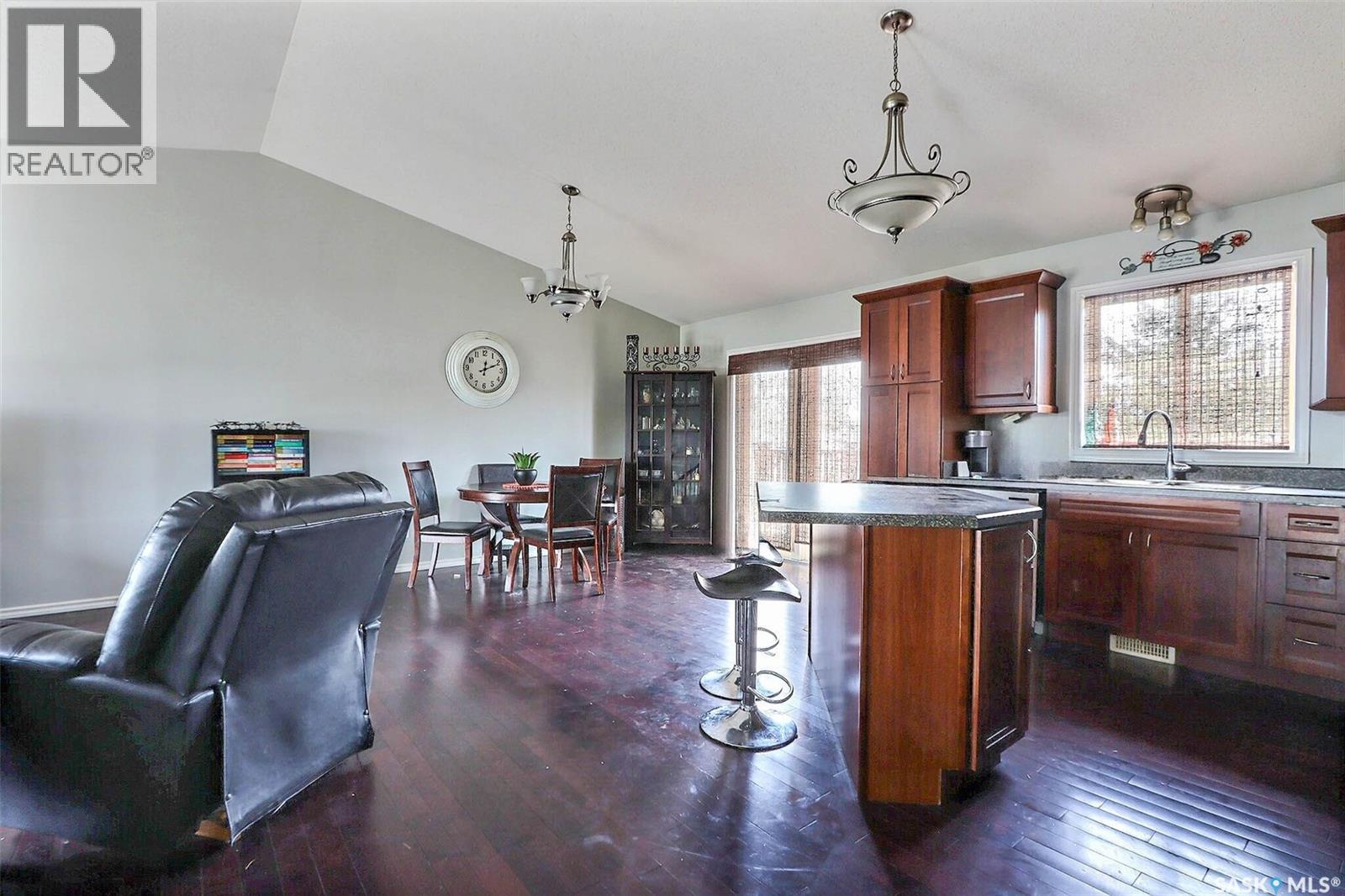 1402 7th Street E, Prince Albert, Saskatchewan  S6V 0V4 - Photo 3 - SK022407