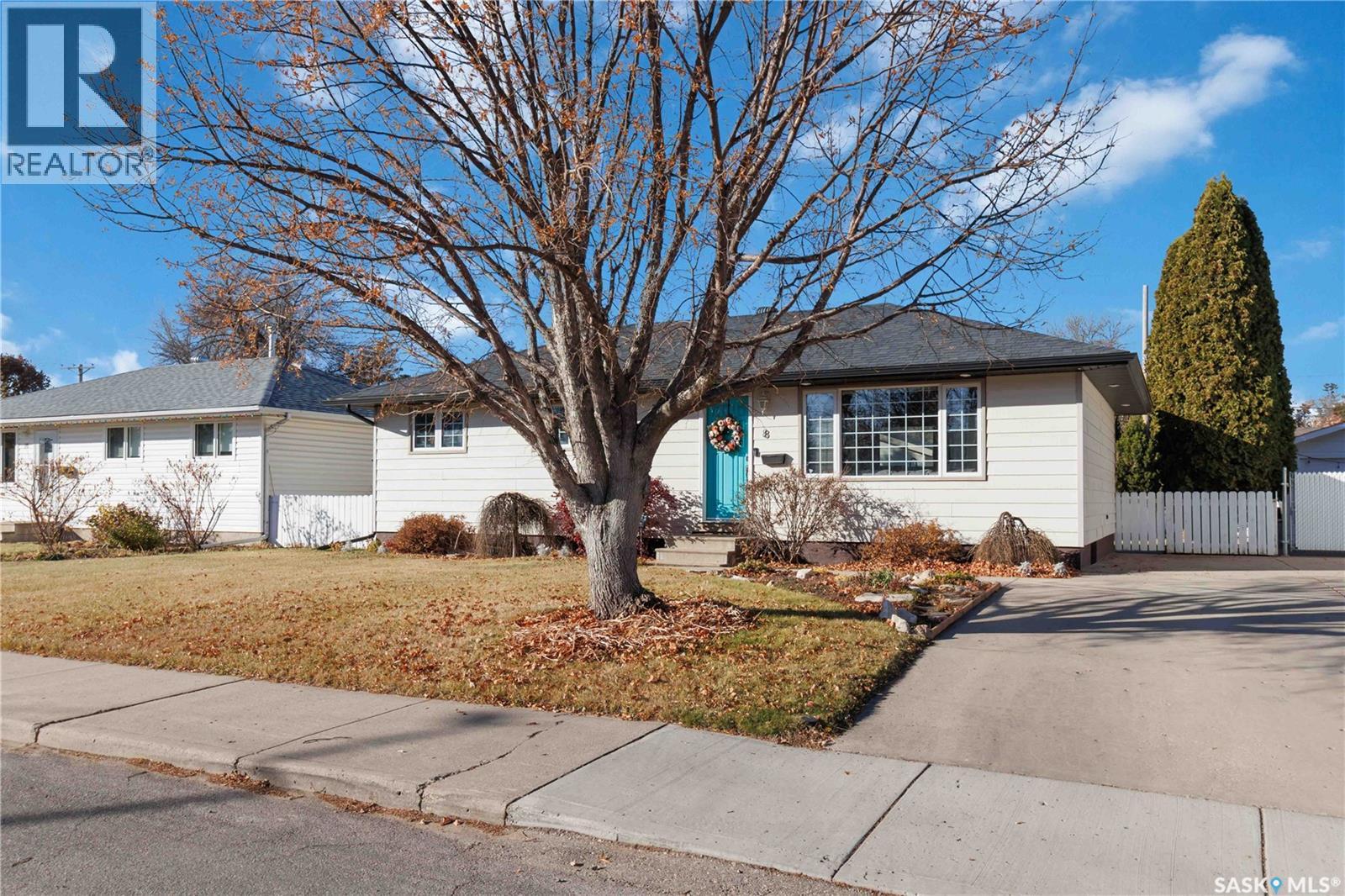 8 Maclean Crescent, Saskatoon, Saskatchewan  S7J 2R7 - Photo 2 - SK022157