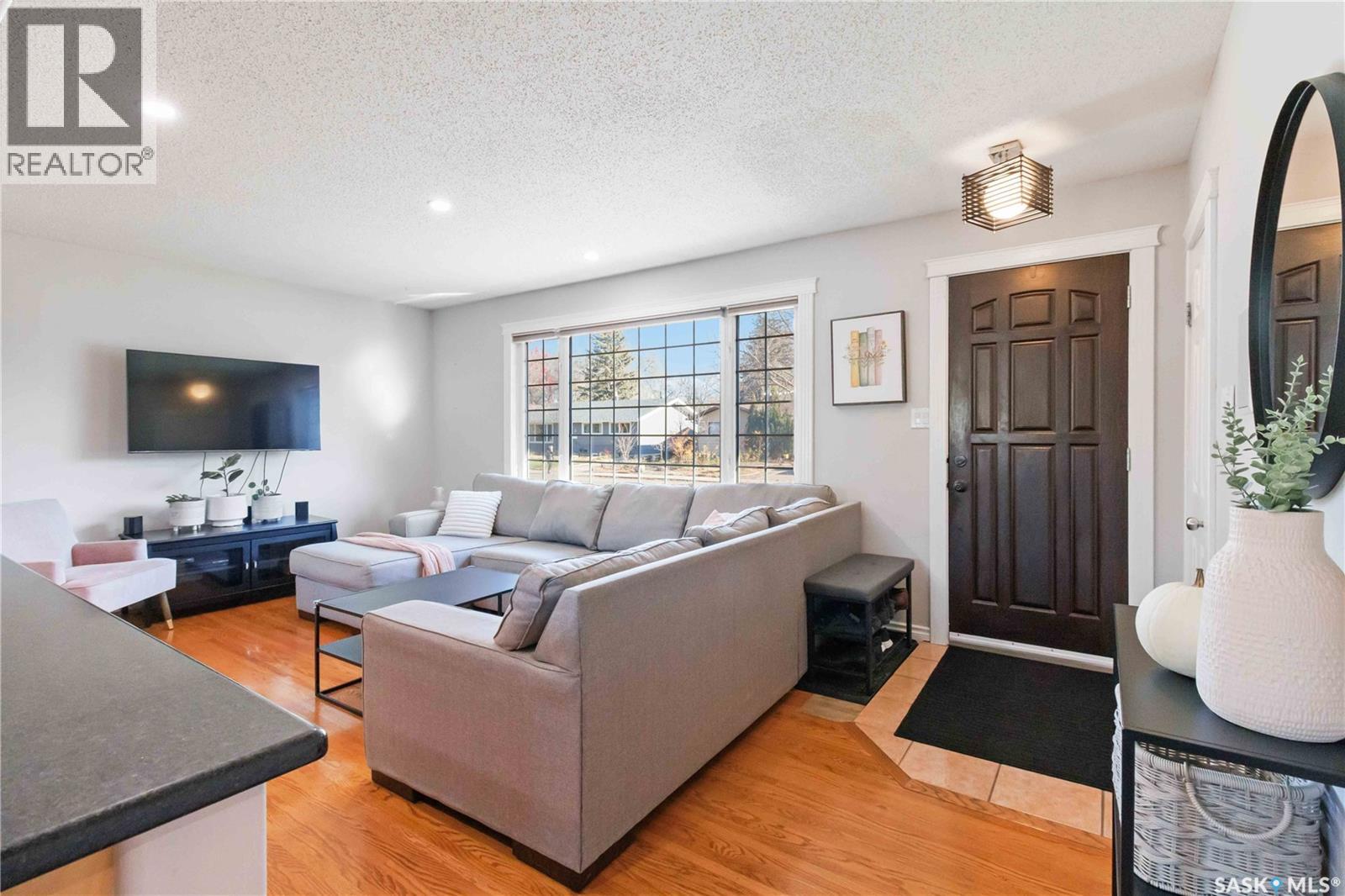 8 Maclean Crescent, Saskatoon, Saskatchewan  S7J 2R7 - Photo 3 - SK022157