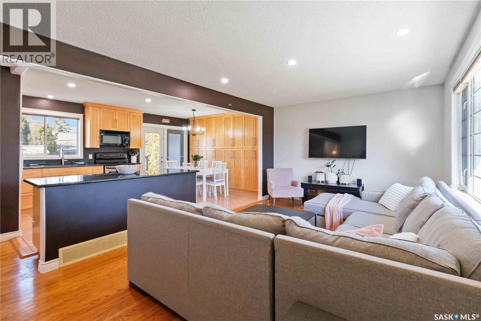 8 Maclean Crescent, Saskatoon, Saskatchewan  S7J 2R7 - Photo 5 - SK022157