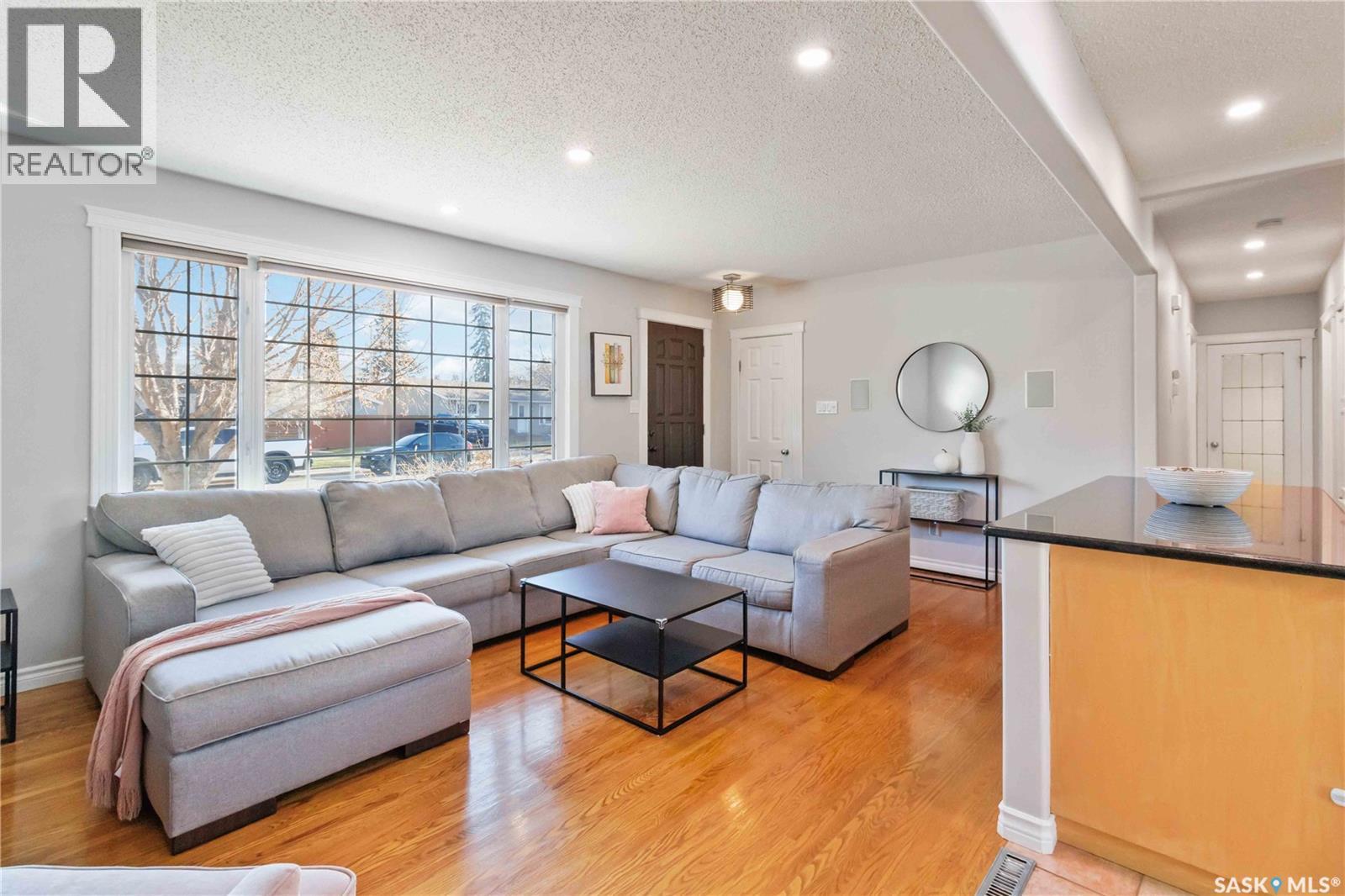 8 Maclean Crescent, Saskatoon, Saskatchewan  S7J 2R7 - Photo 6 - SK022157