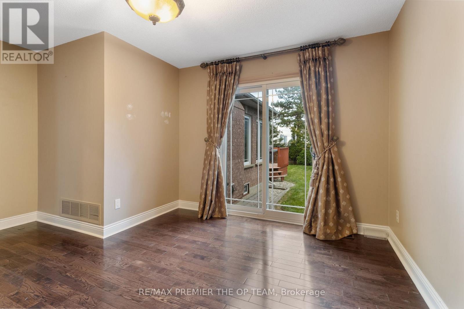 154 Flushing Avenue, Vaughan, Ontario  L4L 8H7 - Photo 11 - N12517938