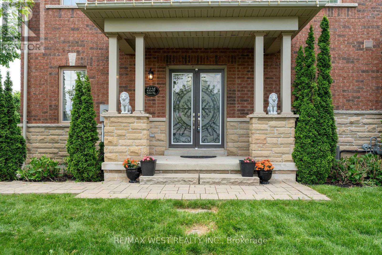 2120 Fiddlers Way, Oakville, Ontario L5M 0M5 - Photo 2 - W12517648