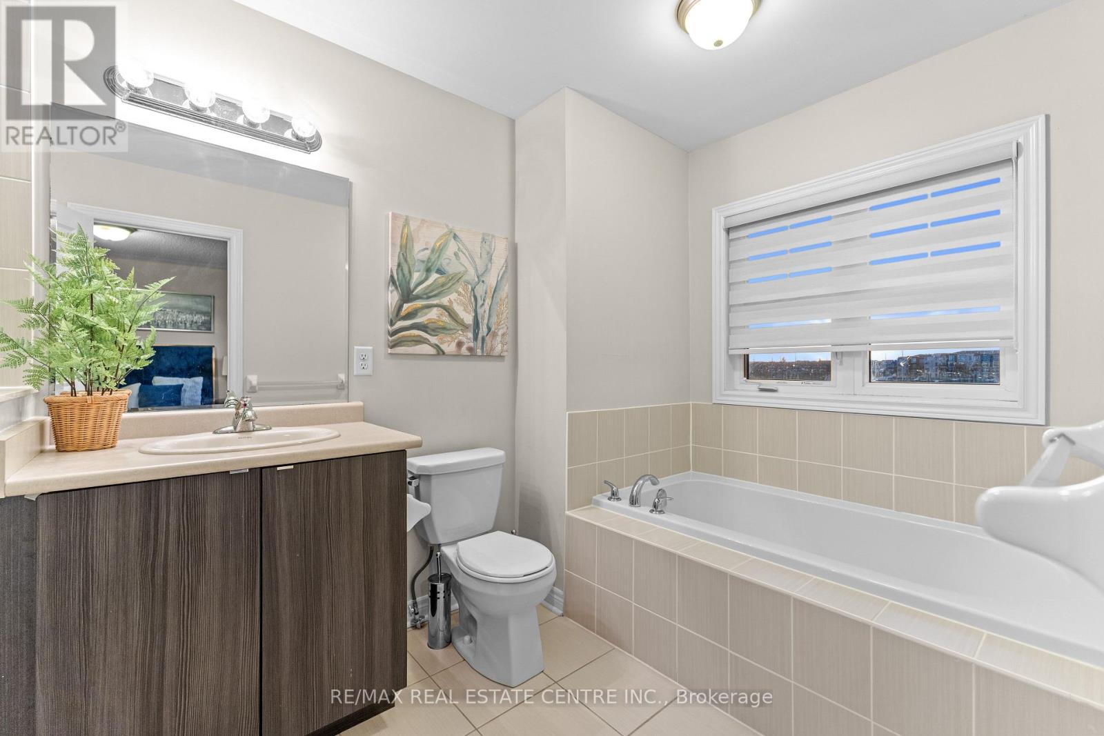 18 Hogan Manor Drive, Brampton, Ontario  L7A 4V4 - Photo 19 - W12517656