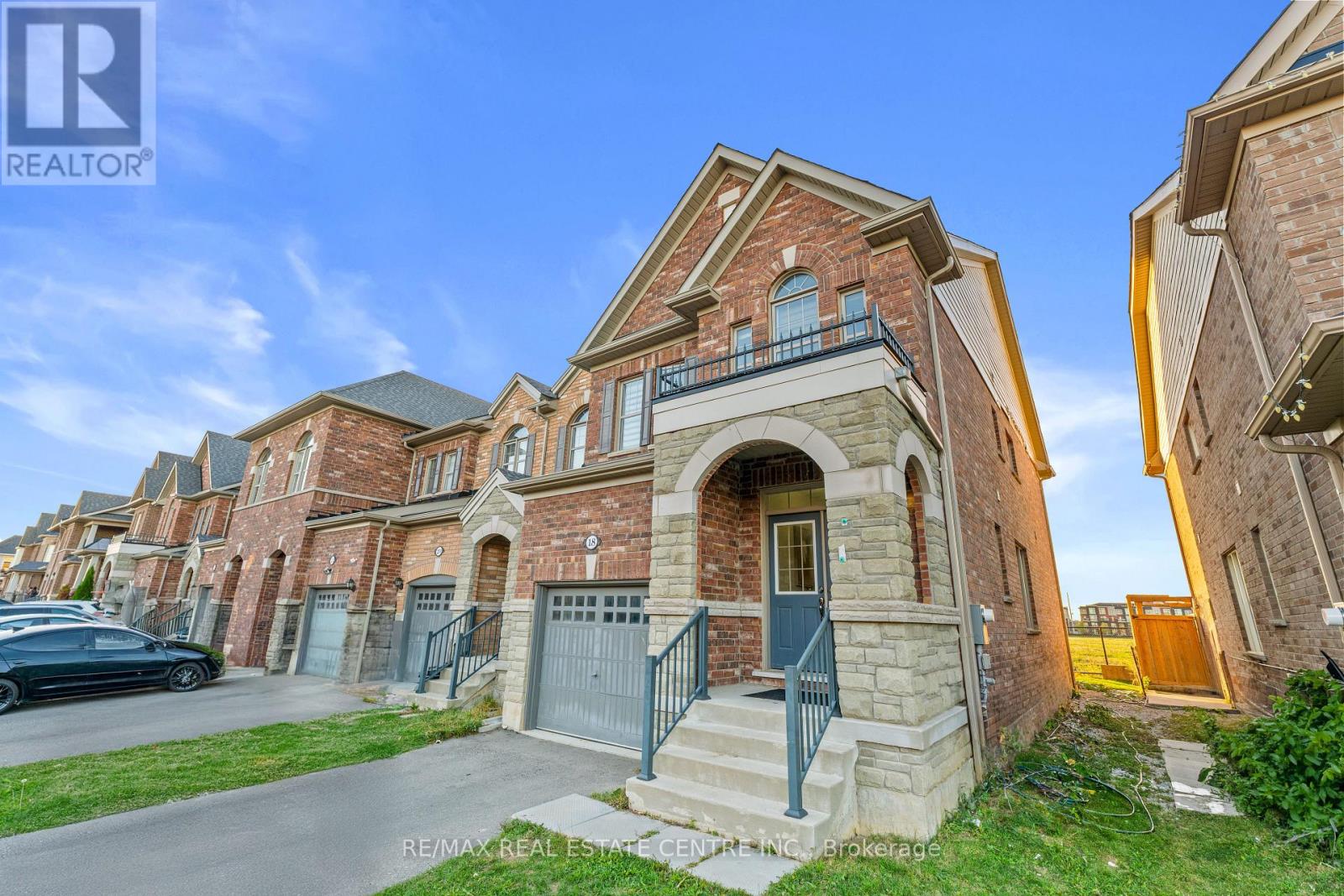 18 Hogan Manor Drive, Brampton, Ontario  L7A 4V4 - Photo 2 - W12517656