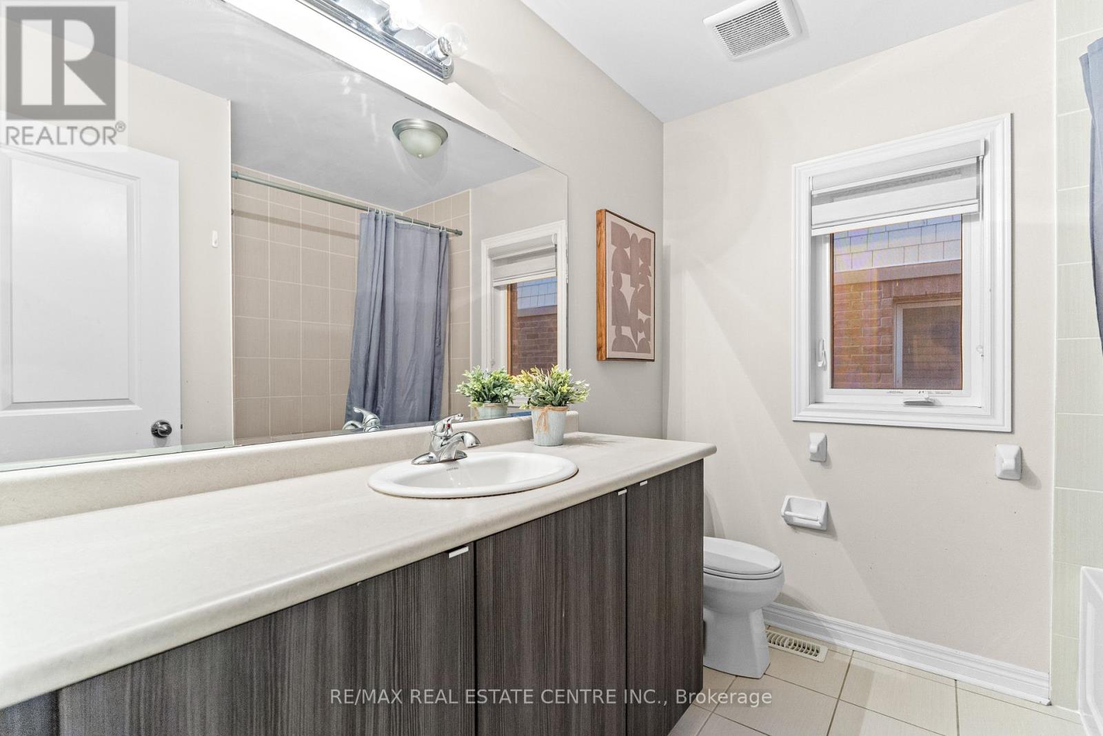 18 Hogan Manor Drive, Brampton, Ontario  L7A 4V4 - Photo 23 - W12517656