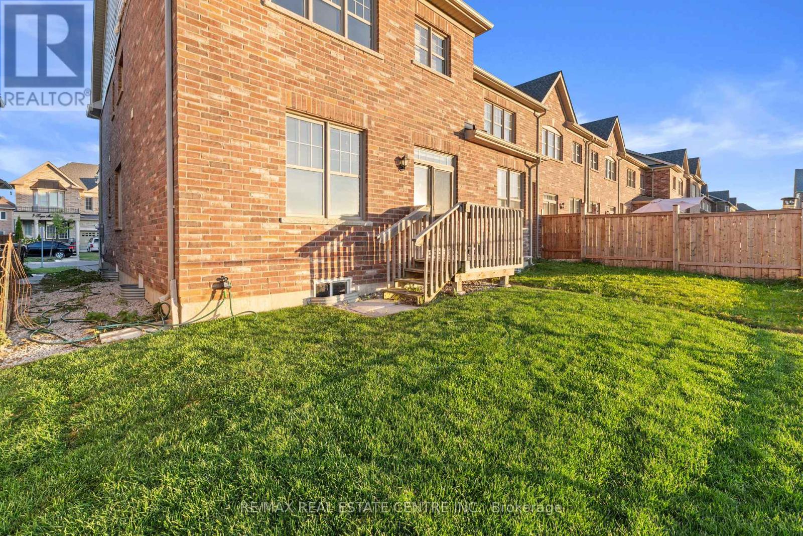 18 Hogan Manor Drive, Brampton, Ontario  L7A 4V4 - Photo 26 - W12517656