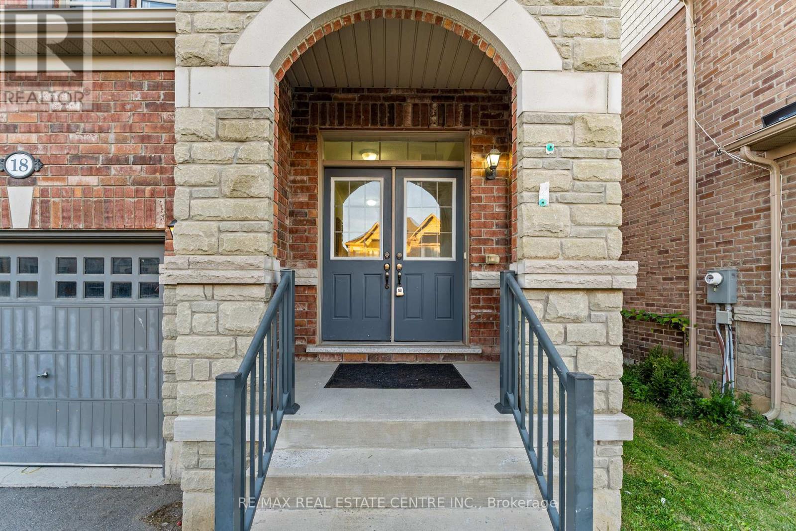 18 Hogan Manor Drive, Brampton, Ontario  L7A 4V4 - Photo 3 - W12517656