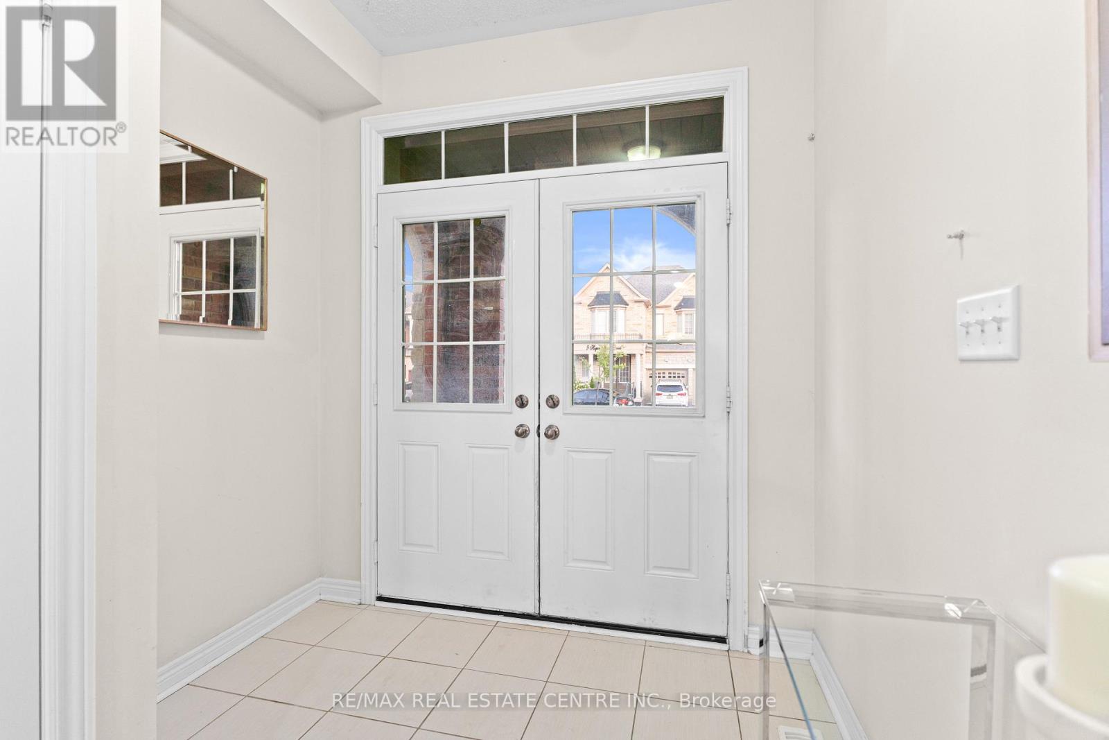 18 Hogan Manor Drive, Brampton, Ontario  L7A 4V4 - Photo 4 - W12517656