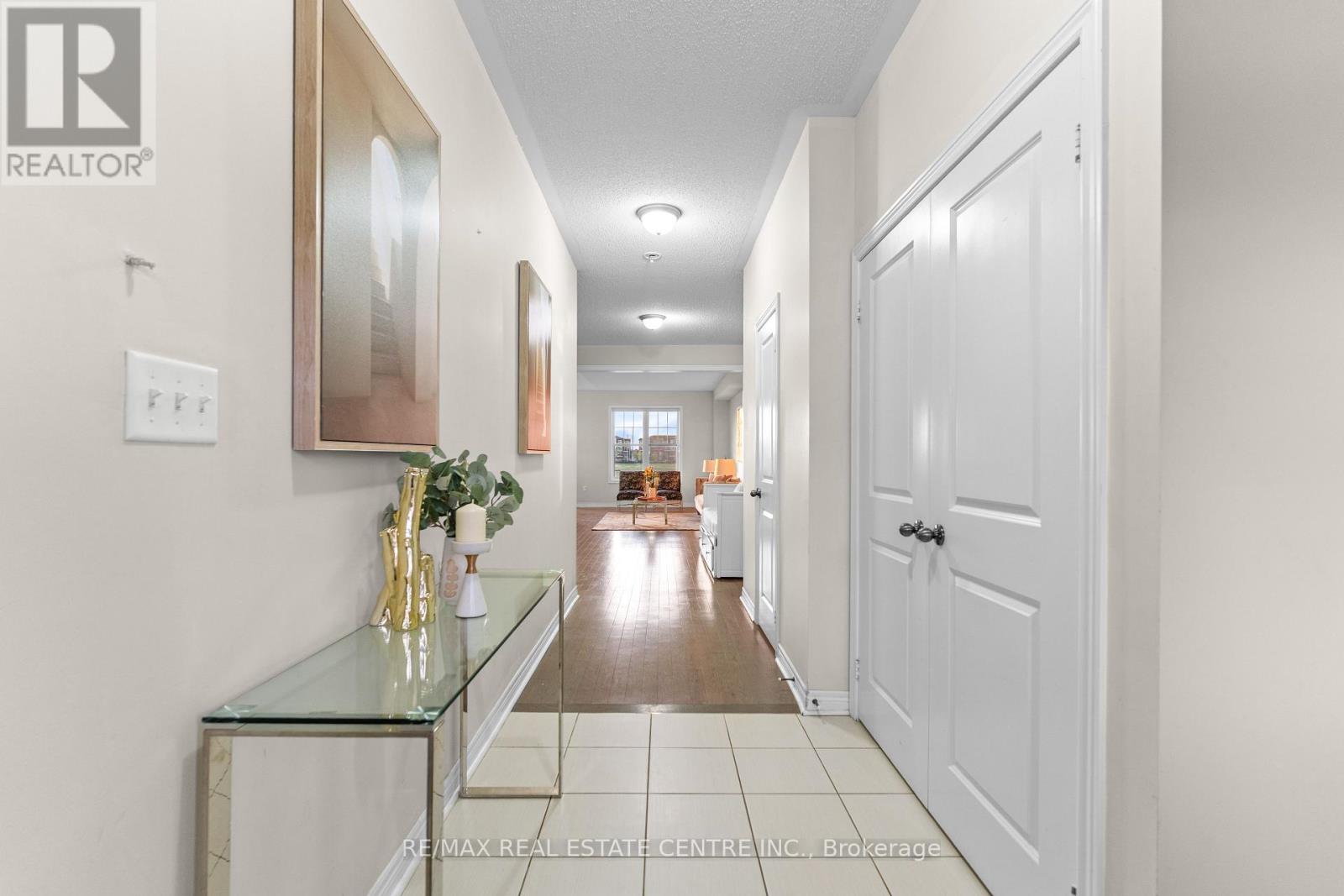 18 Hogan Manor Drive, Brampton, Ontario  L7A 4V4 - Photo 5 - W12517656