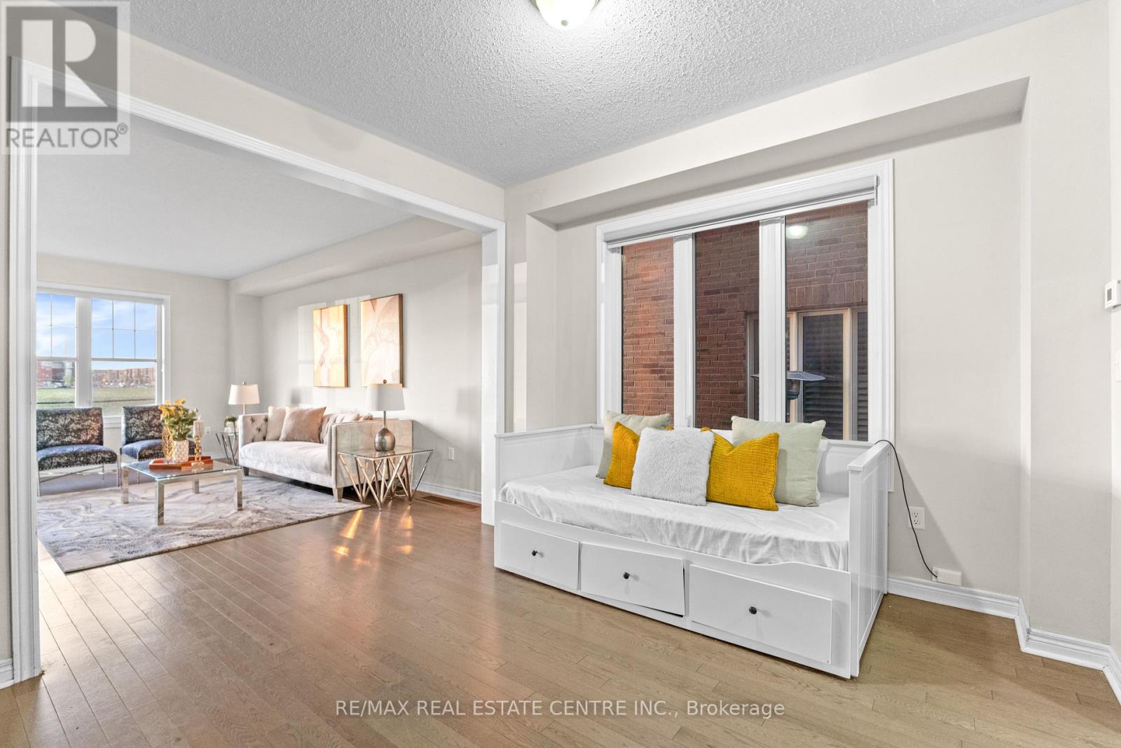 18 Hogan Manor Drive, Brampton, Ontario  L7A 4V4 - Photo 6 - W12517656