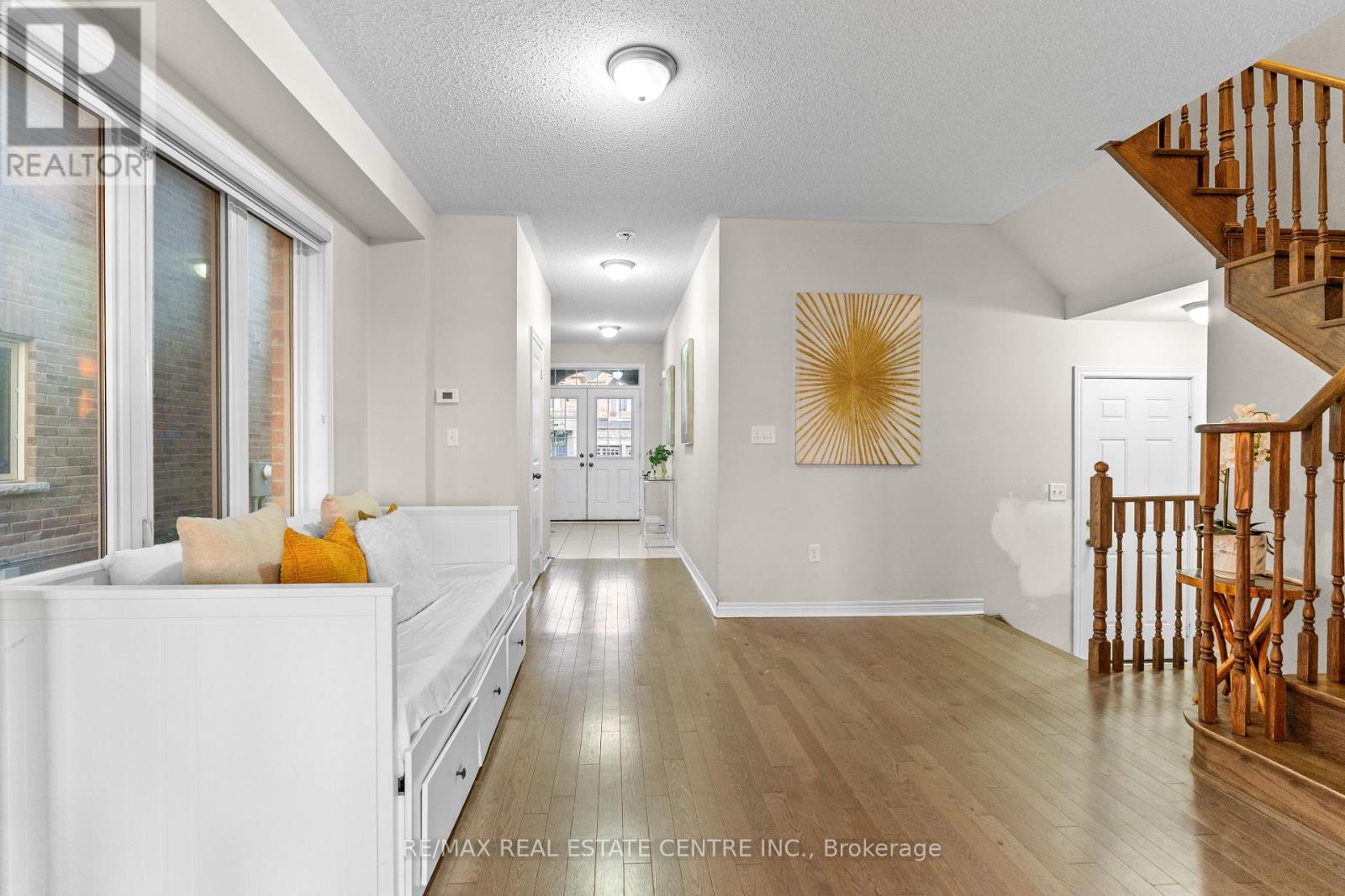 18 Hogan Manor Drive, Brampton, Ontario  L7A 4V4 - Photo 7 - W12517656