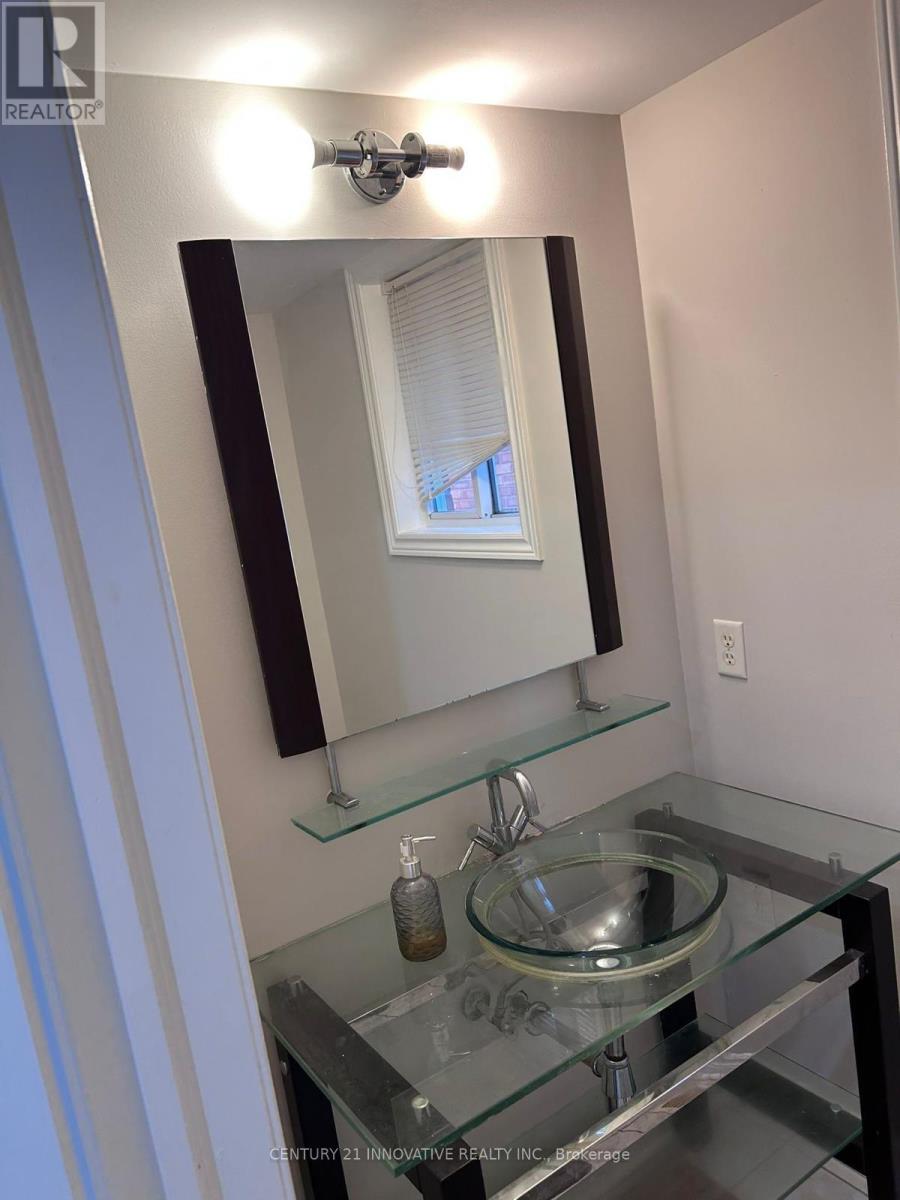 43 Summerdale Crescent, Brampton, Ontario  L6X 4V9 - Photo 2 - W12517772