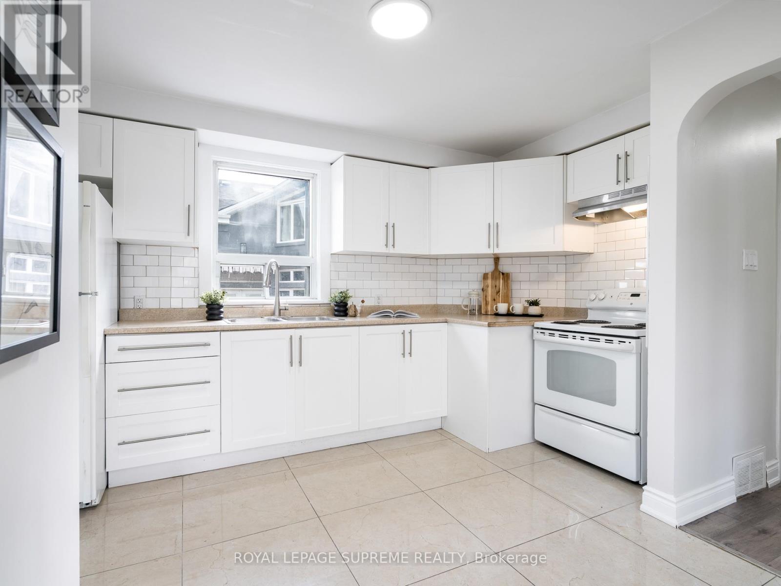 40 Cartwright Avenue, Toronto, Ontario M6A 1T9 - Photo 14 - W12517826