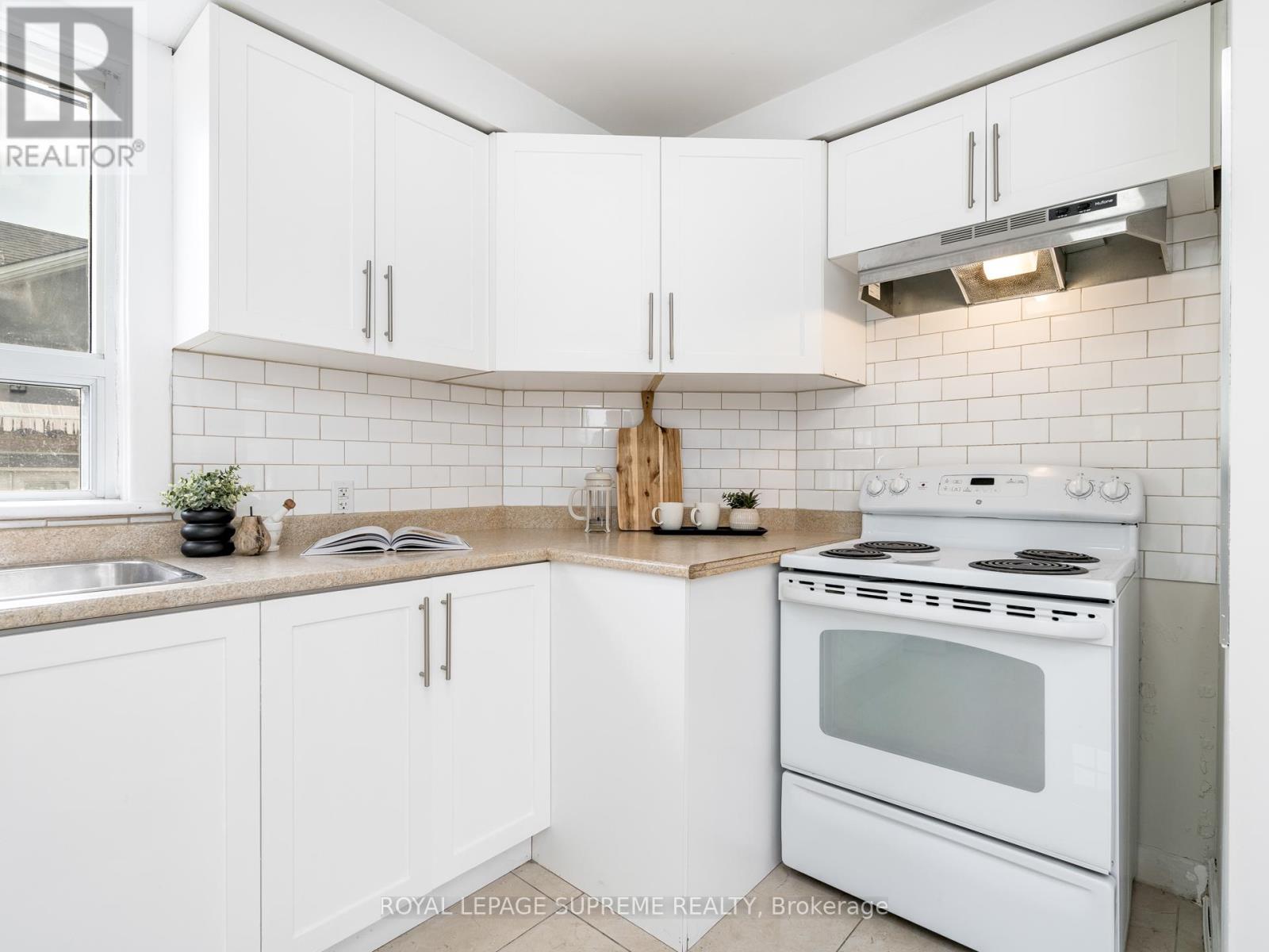 40 Cartwright Avenue, Toronto, Ontario M6A 1T9 - Photo 18 - W12517826