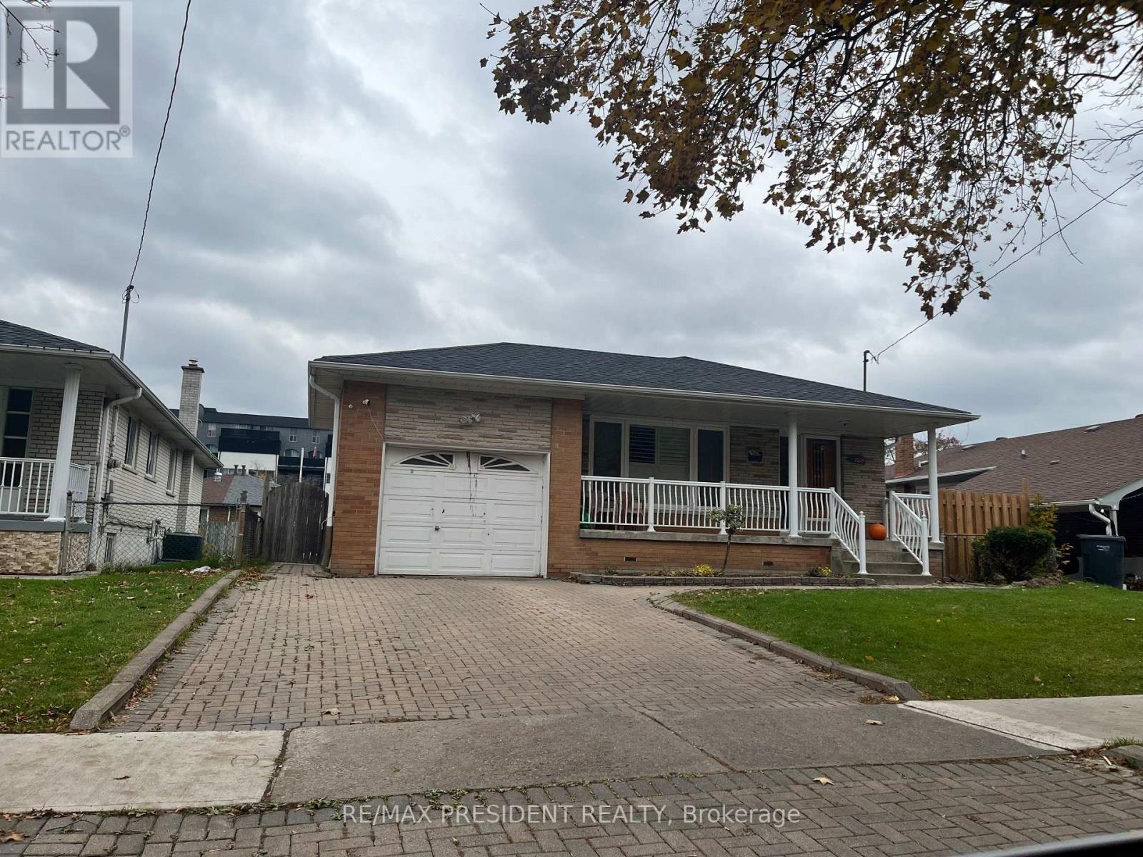 7276 Dellaport Drive, Mississauga, Ontario L4T 2P7 - Photo 1 - W12517850
