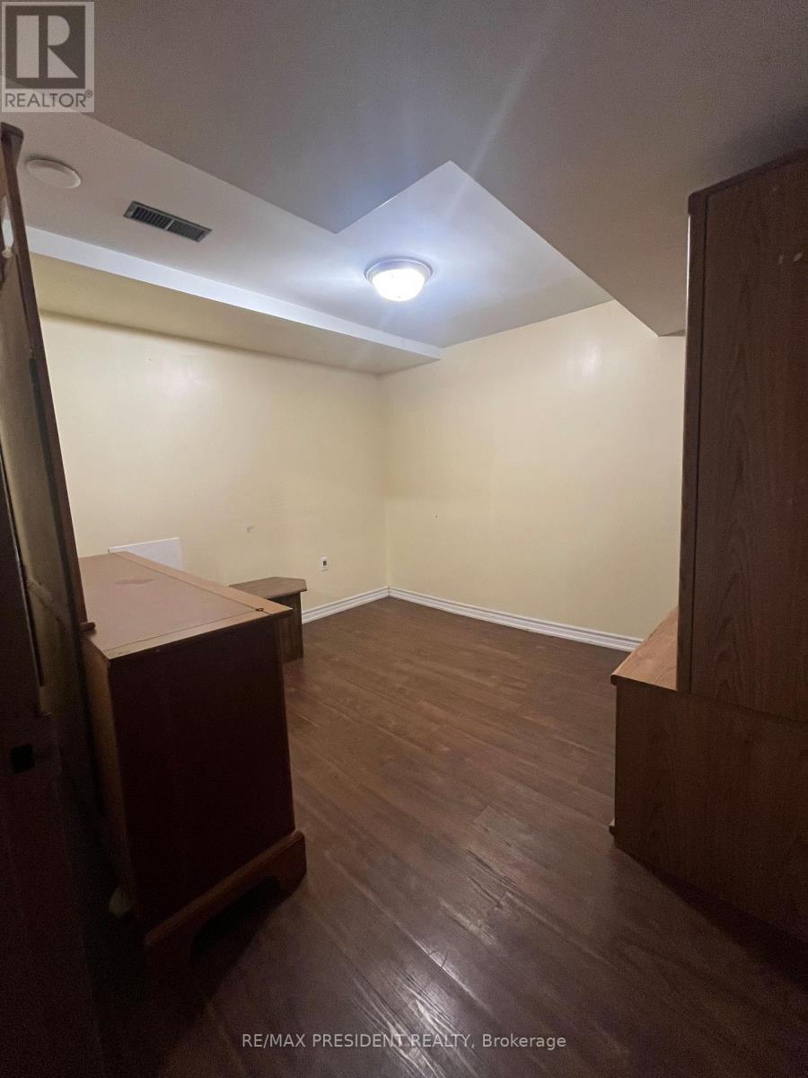 7276 Dellaport Drive, Mississauga, Ontario L4T 2P7 - Photo 5 - W12517850