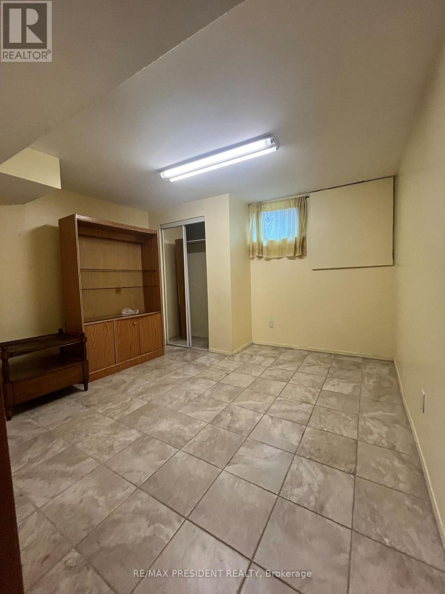 7276 Dellaport Drive, Mississauga, Ontario L4T 2P7 - Photo 6 - W12517850