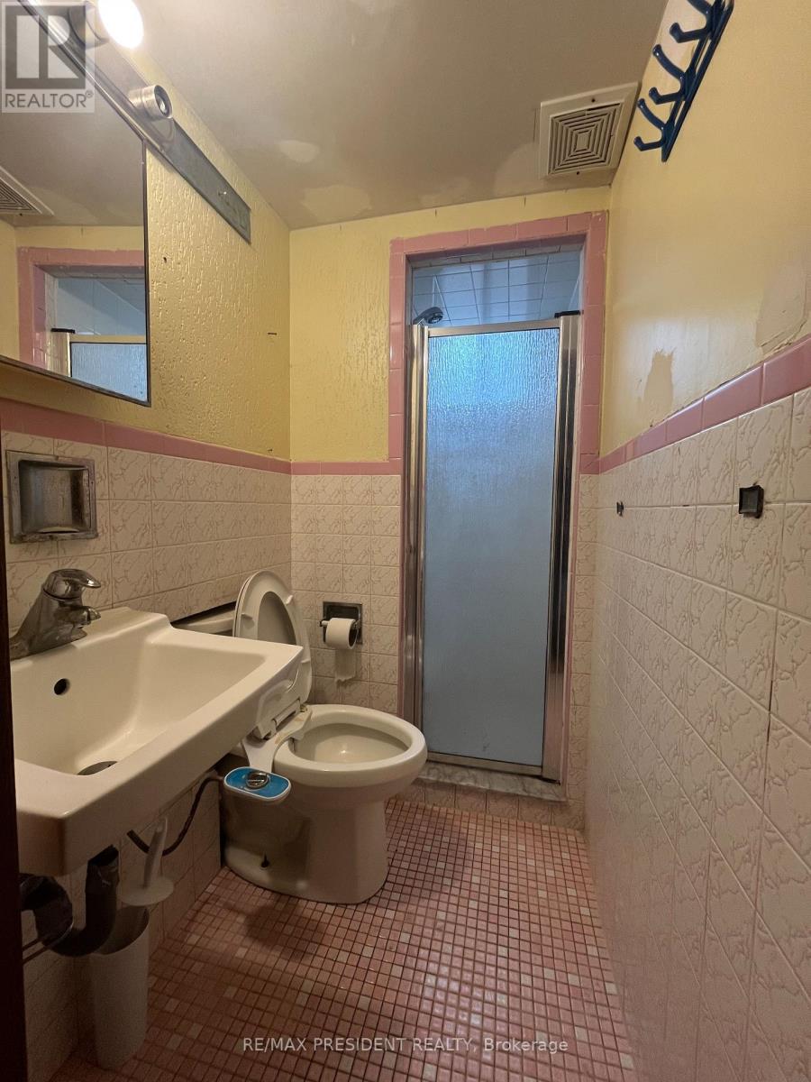 7276 Dellaport Drive, Mississauga, Ontario L4T 2P7 - Photo 7 - W12517850