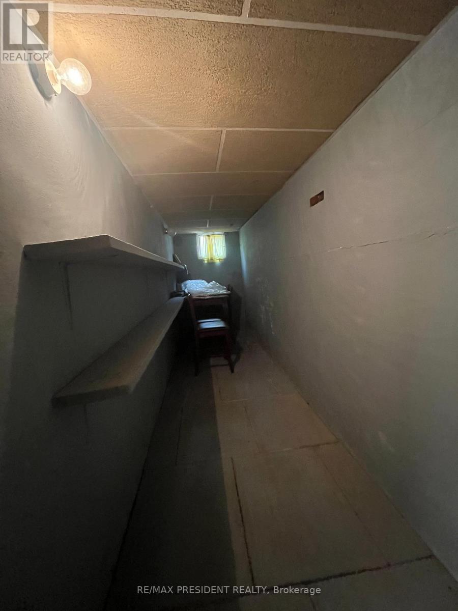 7276 Dellaport Drive, Mississauga, Ontario L4T 2P7 - Photo 8 - W12517850