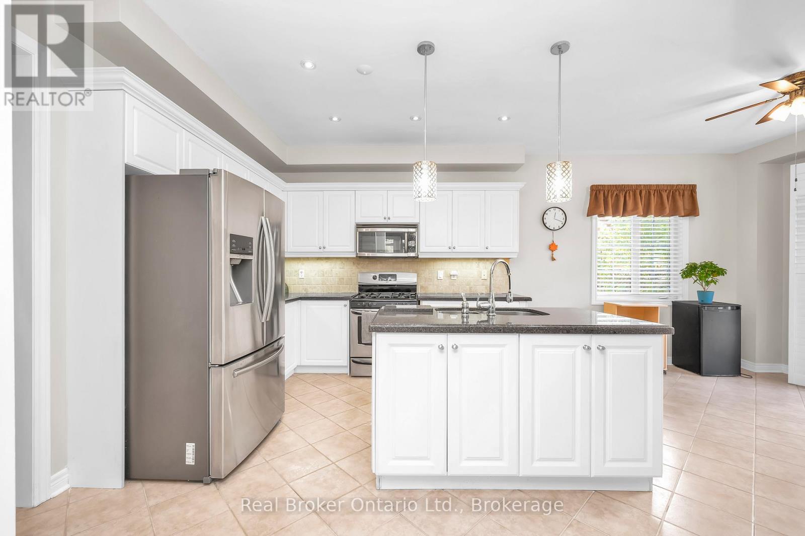 2054 Bloomfield Drive, Oakville, Ontario L6M 3W3 - Photo 13 - W12518032